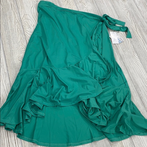 LuLaRoe Dresses & Skirts - NWT Lularoe Green Bella Wrap Skirt - sz XL